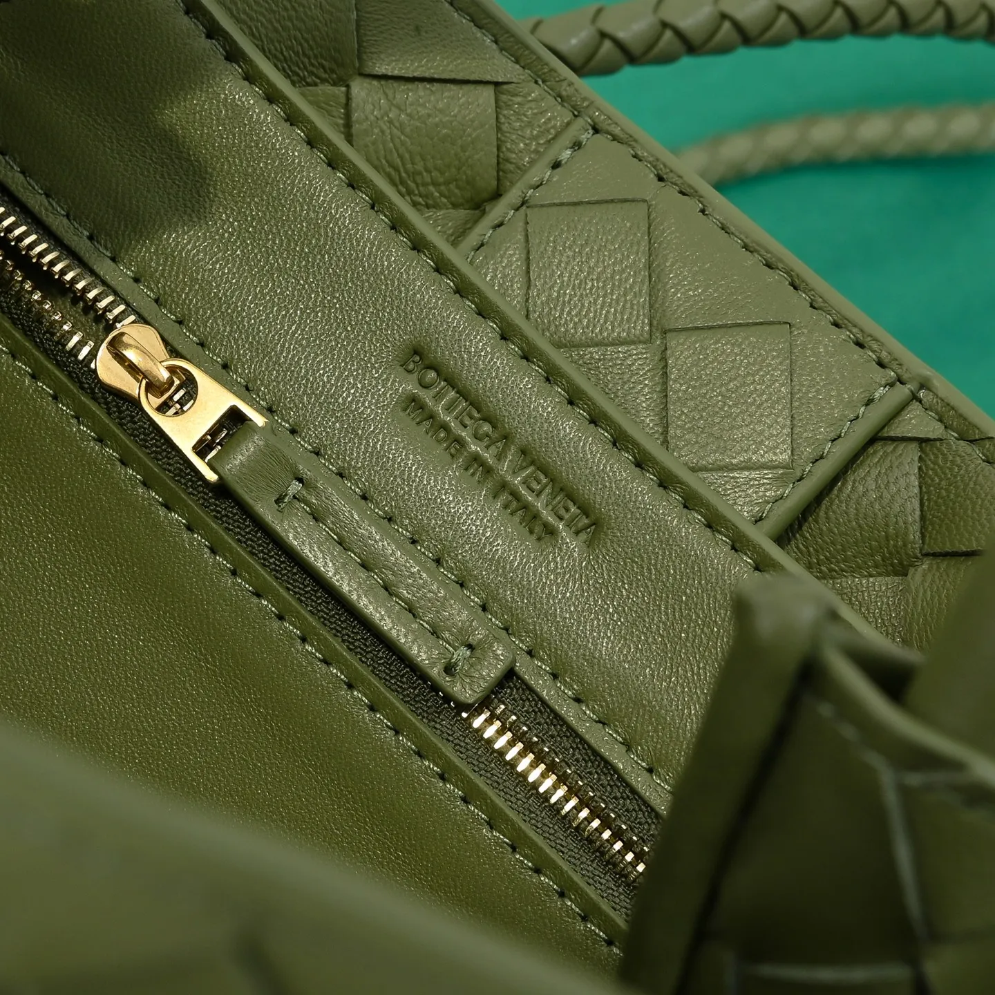 Batch 1860 B's 2023 spring and summer new style continues the brand's woven pattern style with detailed metal knot switch buckles. This time, the shoulder straps are also made into tube weaves, showing different craftsmanship. The carrying method is versatile to create more different styles. Intrecciato woven leather small handbag, equipped with sliding crossbody strap. Internal compartments, including 1 zipper pocket and 2 open pockets. Magnetic buckle closure. Size: 25*20*10cm Model: 7463#